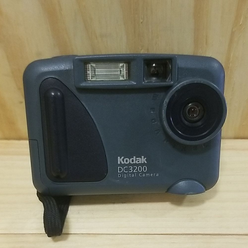 Vintage Kodak Digital Camera 1 Megapixel F3.6 Lens DC3200